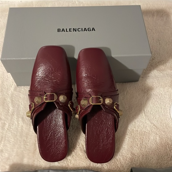 NWT Balenciaga Leather Slipper Mules with buckle and textured finish in burgundy - Picture 2 of 14